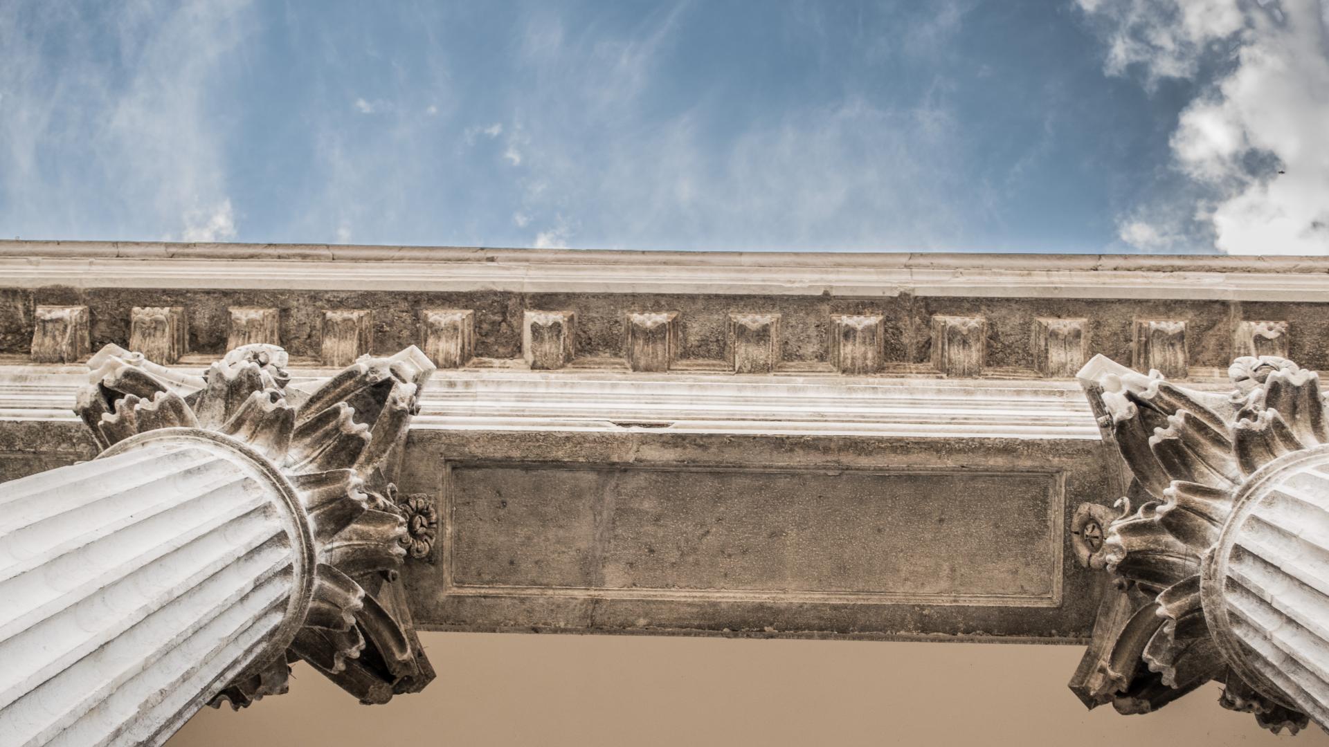 Justizgebäude und Himmel