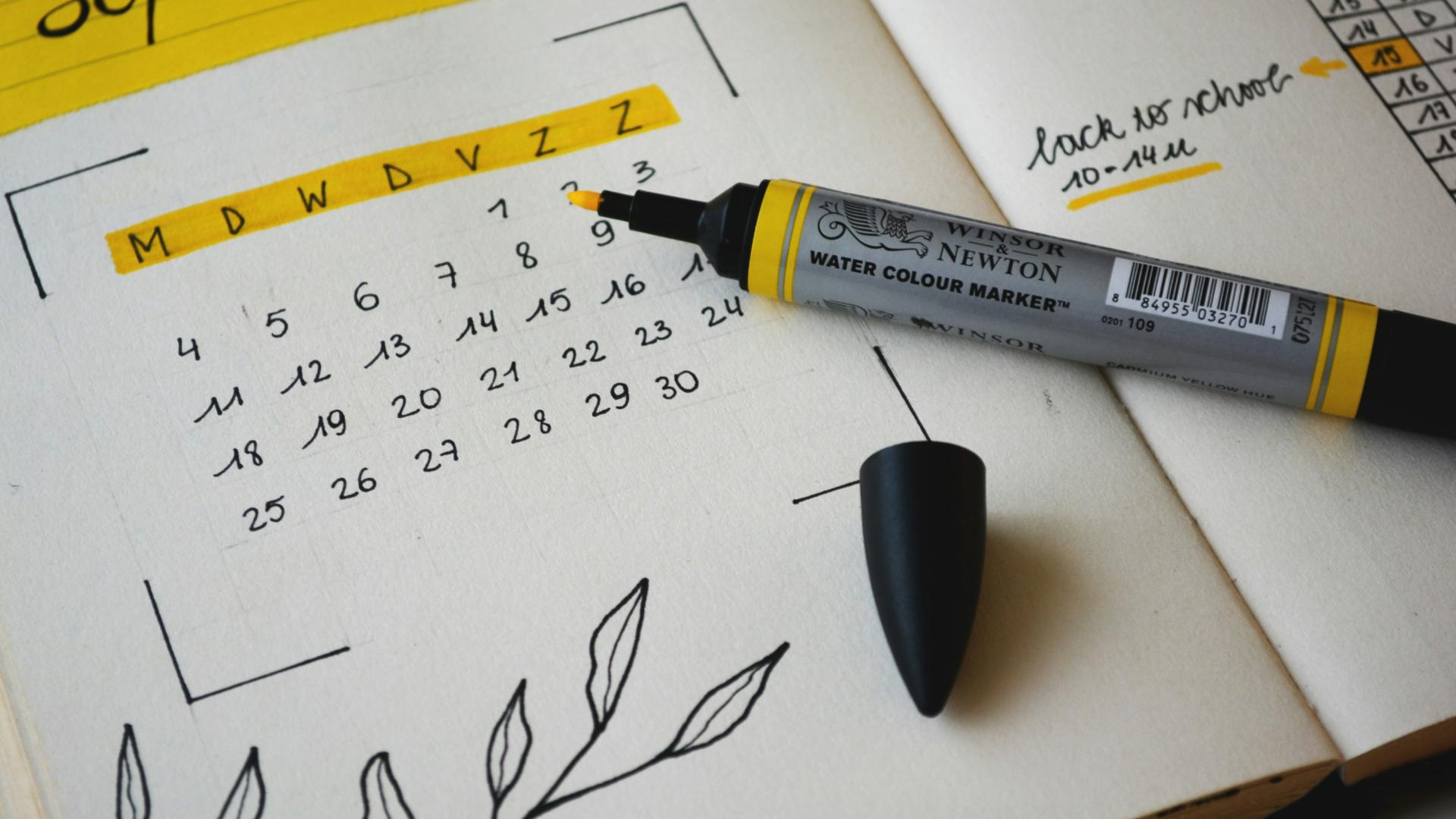 Kalender mit gelbem Marker